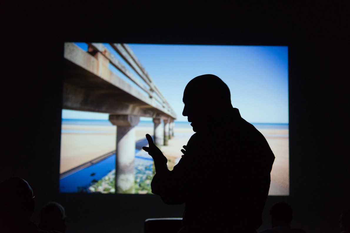 Sam Abell critiquing Tracy Allard's photo